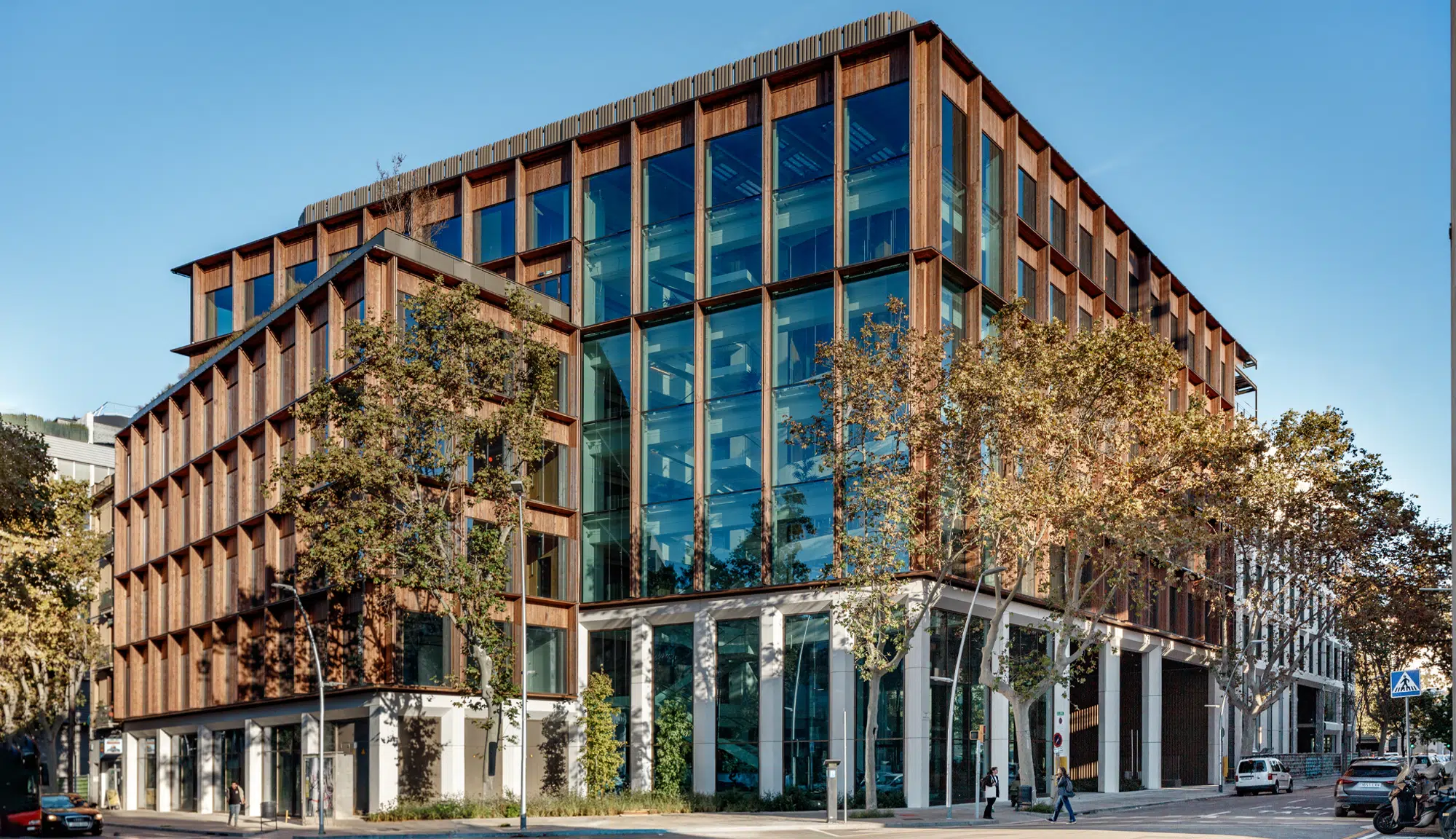 The first headquarters support asset in the innovation district to obtain PAS2060 certification, with a low-carbon structure, terraces integrated with vegetation, and design focused on minimising environmental impact while improving occupant comfort.